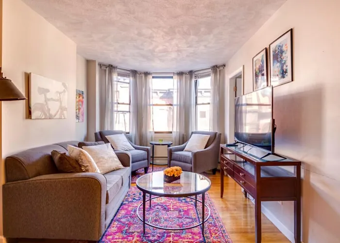 North End Apt Near Harbor
